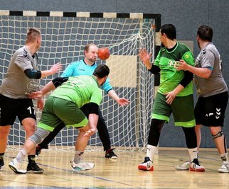 Unhaltbar für TSV-Torhüter Sven Zergiebel fliegt der Ball ins Oelsnitzer Gehäuse. Insgesamt 83 Mal mussten beide Schlussmänner das Spielgerät am Sonntag aus ihren Netzen holen. 