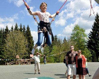 
              <p class="artikelinhalt">Das Bungee-Trampolin war ständig besetzt - im Bild Lina aus Reichenbach mit ihren Eltern. </p>
            