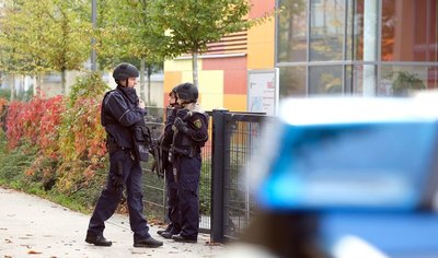 Polizisten vor dem Reclam-Gymnasium in Leipzig.