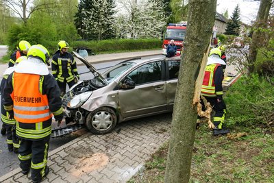 Ein Auto stürzt am Dienstag einen Hang in Schneeberg hinunter und prallt gegen einen Baum.