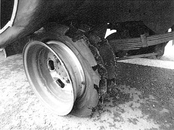 Nach dem Unfall war von einem Rad des Transporters nur noch die Felge übrig.