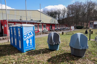 Drei Dixi-Toiletten und zwei Urinale standen am Donnerstagmittag vor dem Stadion.