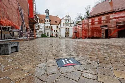 Bei Nässe ist es auf dem neuen Pflaster im Innenhof des Schlosses Forderglauchau rutschig.