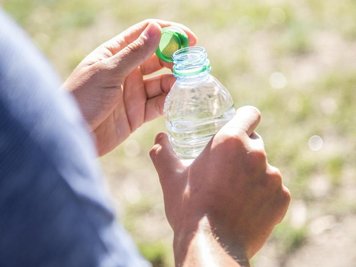  
          Gerade wenn im Sommer der Schweiß rinnt, sollte man über den Tag verteilt genug trinken.