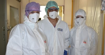 Ende November bis Mitte Dezember 2020 erlebten Schwester Heike Schmidt (v. l.) und ihre Kollegen Markus Fritzsche und Dr. Jana Schiffel auf der Corona-ITS des Kreiskrankenhauses Freiberg die Hochzeit der Pandemie. 