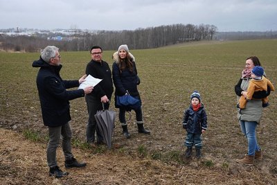 Vor-Ort-Termin am Rande von Borna: Uwe Herold, Gert Fiedler, Samia Seltmann sowie Theresa Schirmer mit ihren Söhnen Fritz und Karl (von links) von der Bürgerinitiative "Borna soll lebenswert bleiben". 