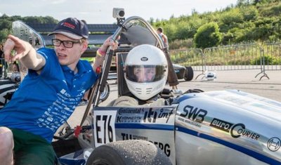 Im vergangenen Jahr hat sich Freie-Presse-Reporter Tom Wunderlich mal in einem Racetech-Rennwagen hinters Steuer gesetzt.