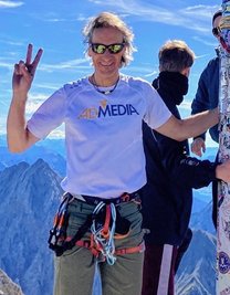 Halbzeit: Thomas Sticker ist auf dem Gipfel der Zugspitze angekommen. Den Abstieg bewältigte er auf der österreichischen Seite. Am nächsten Tag startete er die Heimfahrt - wieder drei Tage lang auf dem Rad.