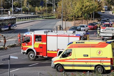 Polizei, Feuerwehr und Rettungsdienst sind am Donnerstagmorgen zum Verkehrsunfall nahe dem Bahnhofsvorplatz in Hohenstein-Ernstthal ausgerückt.