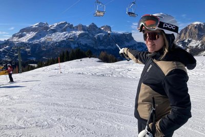 Nicole Dorigo vom Tourismusbüro Alta Badia zeigt auf die Sellagruppe mit dem Piz Boè (3152 Meter) als höchsten Gipfel. Um die Felsgruppe gibt es eine Abfahrtsrunde.