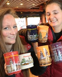 Viele Tassen und noch mehr verschiedene Glühweine. Zur Auswahl, die Marie Blechschmidt und Jacqueline Stein (v. l.) vergangenes Jahr auf dem Chemnitzer Weihnachtsmarkt zeigten, kommt jetzt noch eine dazu.