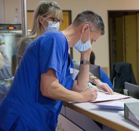 Die Corona-Pandemie verlangt von Jan Wallenborn (Bild) und seinen Kollegen im Helios-Klinikum in Aue derzeit viel ab. Das Foto zeigt ihn in dem Moment, als er sich um die Verlegung eines Patienten kümmert. 