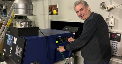 Kinoleiter Bernd Karnatz an einem der Projektoren im Crimmitschauer Kino. Fast alles funktioniert automatisch. 