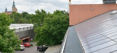 Wie das Freiberger Tivoli (im Vordergrund) soll auch das Tivoli-Parkhaus (hinten links im Bild) künftig ein Dach mit Solarmodulen erhalten.