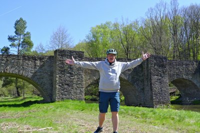 „Das Ding war riesengroß“. Gemeint ist das Aquädukt, welches die kleine Altväterbrücke weit überragte.