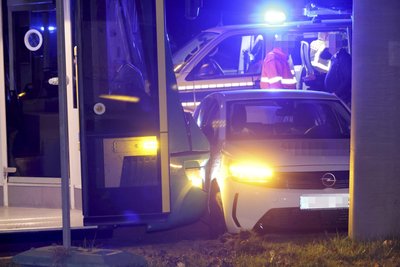 Ein Opel ist auf der Stollberger Straße mit einer Tram kollidiert.