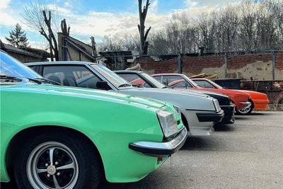 In einer mittelsächsischen Stadt vor einer altenFabrikhalle stehen sie in Reihe: die Opel Mantas der Clubmitglieder. 