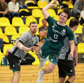 Dynamisch: Paul Uhlemann hat sich in dieser Saison zu einer echten Stütze der HSG gemausert. Gegen den USV Halle (Spielszene) war der 19-Jährige mit 7 Toren zweitbester HSG-Werfer. 
