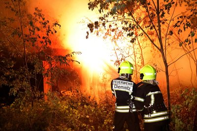 Wieder eine Industriebrache, wieder in Altchemnitz: Die Feuerwehr musstse erneut zum Löschen eines nächtlichen Brandes ausrücken.
