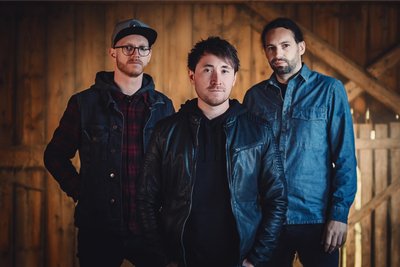 Zu den regionalen Künstlern zählen Maamuut. Das Trio um Sänger Martin Fankhänel (M.) ist am Sonntag, 14.30 Uhr zu erleben.
