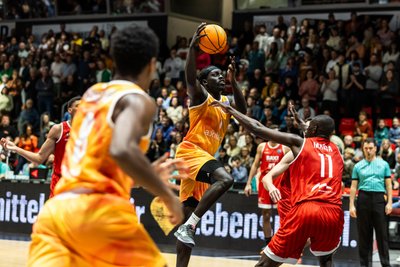 AHER UGUAK: Der Kanadier macht ein starkes Spiel, ohne dabei für Glanzpunkte sorgen zu können. Er war vor allem in der Defensive gebunden, wo er abseits des Korbes sehr viel Arbeit zu verrichten hatte. Das funktionierte, ging aber auch zu Lasten der Offensive. Note: 2-.