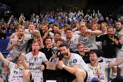 Die Floor Fighters Chemnitz kommen Mitte Mai als Titelverteidiger nach Zwickau. Das Foto zeigt die Mannschaft nach dem Sieg 2024 in Berlin. Als schärfster Konkurrent gilt der aktuelle Rekordmeister UHC Weißenfels.