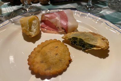 „Tutres“ (rechts) sind mit Ricotta, Spinat oder Sauerkraut gefüllte Teigtaschen. Frittierte Kartoffelkrapfen „Cajinci Arestis“ (links oben) gibt es mit Quark- oder Mohnfüllung.