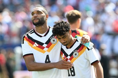 Bald auch im Verein Teamkollegen? Jonathan Tah (l) und der offenbar vom FC Bayern umworbene Nathaniel Brown. (Archivbild)