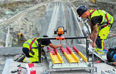 Millimeterarbeit: Passgenau setzten Peter Riedels Mitarbeiter die Elemente in die Anlaufspur ein.