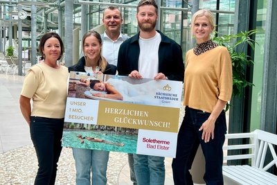 Christin und Yannic knackten die Millionen-Marke. Christina Greipel (li.), Jens Böhmer und Katja Müller (re.) vom Staatsbäder-Team überraschten sie.