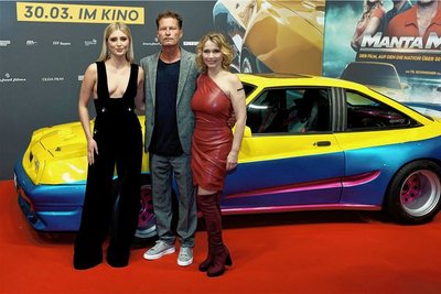 Zur Kinofilmpremiere von "Manta Manta - Zwoter Teil" kamen die Schauspieler Luna Schweiger (l.), Til Schweiger und Tina Ruland (r.) nach Köln, wo auch Berties Manta in Szene gesetzt wurde. 