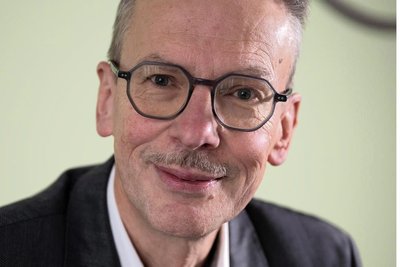 Rainer Striebel ist gelernter Betriebswirt und kam 1991 aus Baden-Württemberg nach Sachsen. Der 61-Jährige ist seit neun Jahren Vorstandsvorsitzender der AOK Plus.