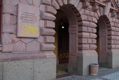 Die Fassade des Gymnasiums war ebenfalls Ziel der Sprayer.