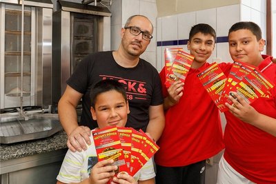 Am Freitag sollten die frisch gedruckten Flyer für die am Samstag geplante Eröffnung verteilt werden. Es kam anders, aber aufgeschoben ist nicht aufgehoben. Im Bild: Vajdin Vickolari mit seinen Söhnen Rihan (vorn) und Amir (rechts) sowie Neffe Valentin. 