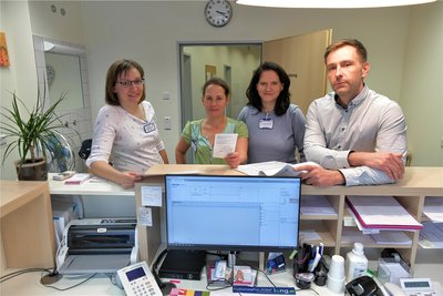 Drei Facharztpraxen im Medizinischen Versorgungszentrum im Kreiskrankenhaus Freiberg sind am Montag offiziell wieder eröffnet worden, im Bild Mary Niese-Anke (Gynäkologie), Eva Althausen (Neurologie), Alexandra Kunath (Internistin) sowie Christian Pudack, MVZ-Geschäftsführer und kaufmännischer Direktor des Krankenhauses.