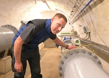 Läuft! Stauwart Michael Keller an der Leitung, durch die das Wasser die Talsperre verlässt.