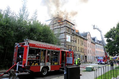Flammen schlugen aus dem Dachstuhl eines Hauses, die Rauchschwaden waren weithin sichtbar: Der Brand eines Altbaus an der Kanalstraße am Montagabend hatte für viel Aufsehen gesorgt.