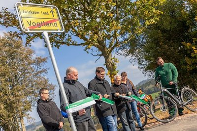 Der neue Radweg zwischen Rothenkirchen und Bärenwalde ist am Freitag offiziell freigegeben worden. Die Gemeinde Steinberg hat an der Kreisgrenze ein inoffizielles Ortsein-und Ausgangsschild montiert. 