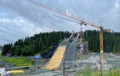 Beeindruckend: Die Schanzenanlage im norwegischen Trondheim wird für die Weltmeisterschaft 2025 aufgepeppt. Die Spuren legt Peter Riedel mit seinen Kollegen aus der Firma im erzgebirgischen Raschau. 