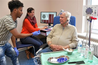 Im MVZ demonstrierten Ablelom Zemariam, Medizinisch-technischer Assistent aus Eritrea, Betriebsleiterin Denise Kretzschmar und Norbert Hein (v. r.) eine EEG-Untersuchung.