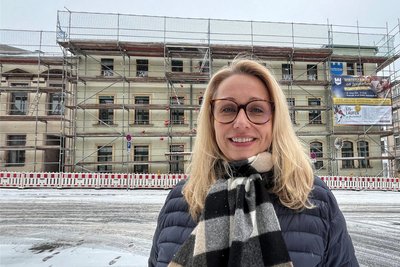Daniela Raschpichler, Geschäftsführerin der Woba Reichenbach. Der Sitz des städtischen Wohnungsunternehmens ist aktuell innen wie außen eine Baustelle.