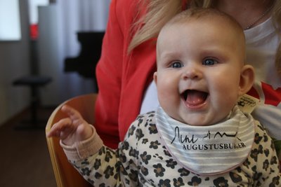 Die kleine Hedi hatte beste Laune beim Neugeborenenempfang.