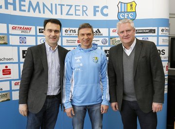 Trainer Karsten Heine bleibt CFC-Trainer. Der Vertrag gilt nun zwei weitere Jahre. Rechts Sportdirektor Stephan Beutel, links Vorstandsvorsitzender Mathias Hänel.