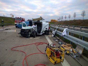 Vier Verletzte und hoher Sachschaden sind die Bilanz eines Unfalls am Mittwochmorgen auf der A72 bei Rochlitz.