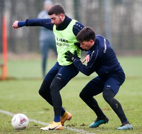 Vor wenigen Tagen bekam es Roman Eppendorfer (r.) im Training der Regionalliga-Kicker des Chemnitzer FC unter anderem mit Dominik Pelivan zu tun. Den Fokus will er aber auf die U-19-Spiele richten. 