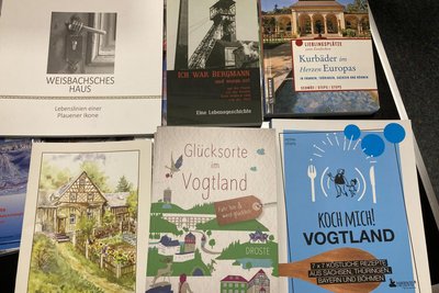 Die Bücher regionaler Autoren füllen in den vogtländischen Buchhandlungen mehrere Regale - so auch im Laden von Kathrin Jakob am Oelsnitzer Markt.