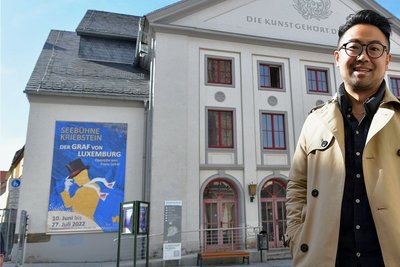 Sänger Elias Gyungseok Han im Herbst vorigen Jahres bei seinem Abschied von Freiberg vor dem Theater am Buttermarkt. Ende Juli kommt er für ein Konzert zurück in die Bergstadt. 