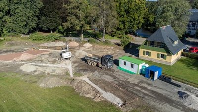 Auf dem Gelände neben der Schlossinsel zeichnen sich die Konturen eines Wasserspielplatzes ab. 