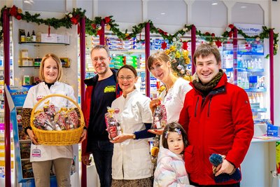Sascha Klappstein (Zweiter von links) und Walter Jürgens von der Feuerwehr Werdau freuten sich über die Geschenke.