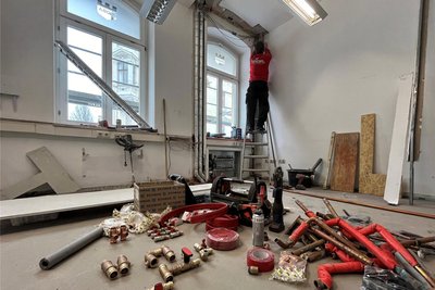 Im Erdgeschoss der Woba laufen umfangreiche Arbeiten an der Heizung. Die Büros wurden dafür leergezogen.